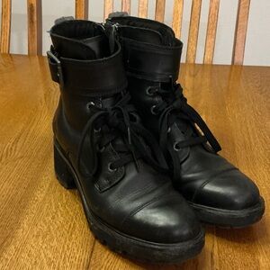 Woman’s Timberland black side zip lace boot. Size 9.5. 1” platform. 2” heel.